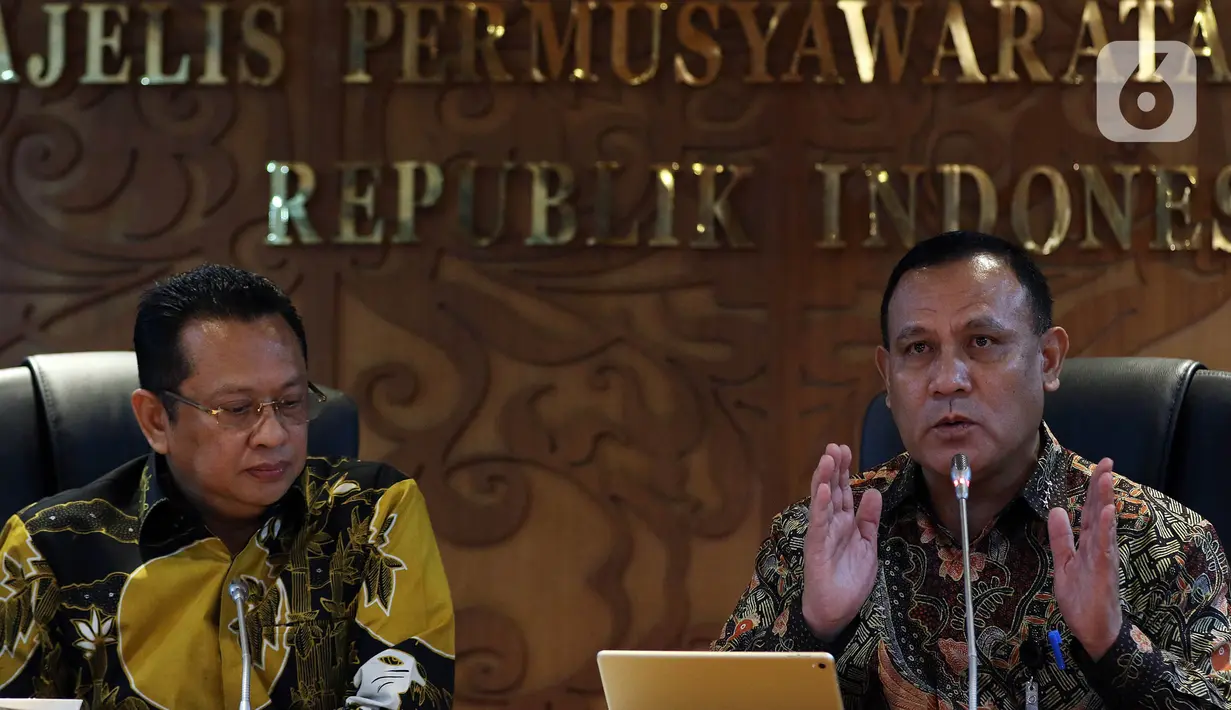 Ketua KPK Firli Bahuri (kanan) didampingi Ketua MPR Bambang Soesatyo memberikan keterangan usai mengadakan pertemuan di Komplek Parlemen, Selasa (14/1/2020). Agenda pertemuan dalam rangka silaturahmi dengan para pimpinan KPK yang baru saja dilantik. (Liputan6.com/Johan Tallo)