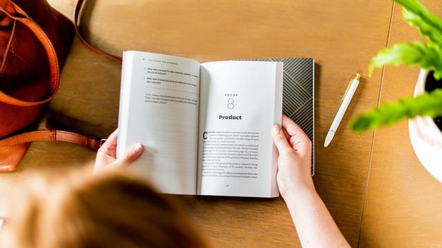 Ilustrasi membaca buku