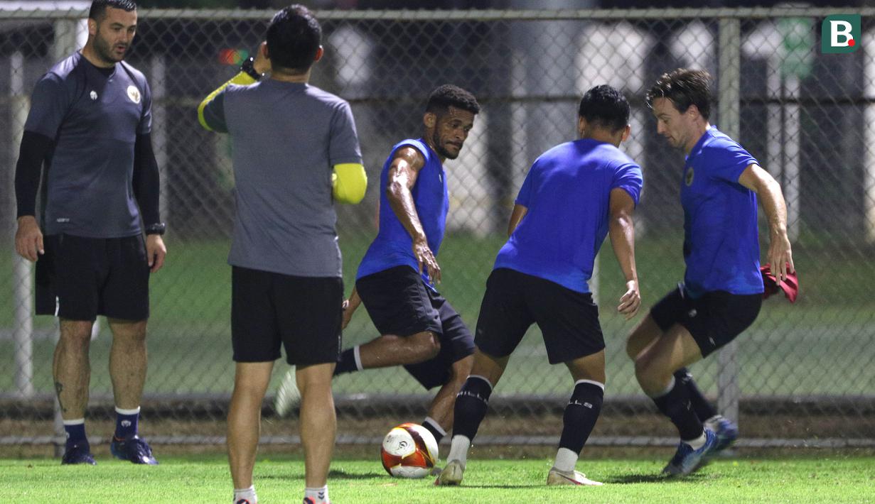 <p>Ricky Kambuaya dan Marc Klok merupakan dua dari tiga pemain senior yang dipanggil Shin Tae-yong untuk masuk ke skuad Timnas Indonesia U-23. (Bola.com/Ikhwan Yanuar)</p>