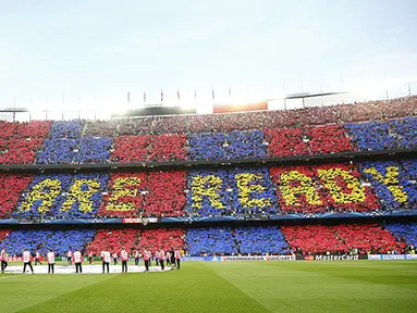 Suporter Barcelona menyiapkan atraksi di  Nou Camp jelang laga semifinal melawan Bayern Muenchen. (Reuters/Kai Pfaffenbach)