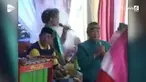 Saat mulai melantunkan sebuah lagu, dua penyinden mengalami hal memalukan. Penyinden tersebut tersiram guyuran air dari atas panggung.