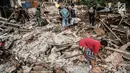 Sejumlah warga mencari yang tersisa dari penertiban bangunan di bantaran Sungai Ciliwung, kawasan Bukit Duri, Jakarta Selatan, Selasa (11/7). Terdapat 355 bangunan yang ditertibkan guna menanggulangi banjir di Jakarta ini (Liputan6.com/Faizal Fanani)