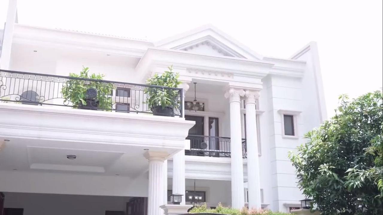 Potret Rumah Mewah Ochi Rosdiana Bernuansa Putih dan Megah Bak Istana dengan Pilar-pilar Tinggi
