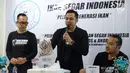 Pendiri Ikan Segar Indonesia, Ronald (kiri), Catur (tengah) serta Rachmat Ferdiansyah selaku Commerce Director saat menunjukan kemasan Ikan Segar Indonesia di Jakarta, Kamis (30/11). (Liputan6.com/Pool/Ridho)