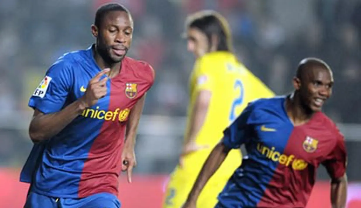 Barcelona's Seydou Keita of Mali (L) celebrates after scoring a goal during their Spanish league football match against Villareal at Madrigal Stadium in Villarreal on December 21, 2008. AFP PHOTO/DIEGO TUSON 