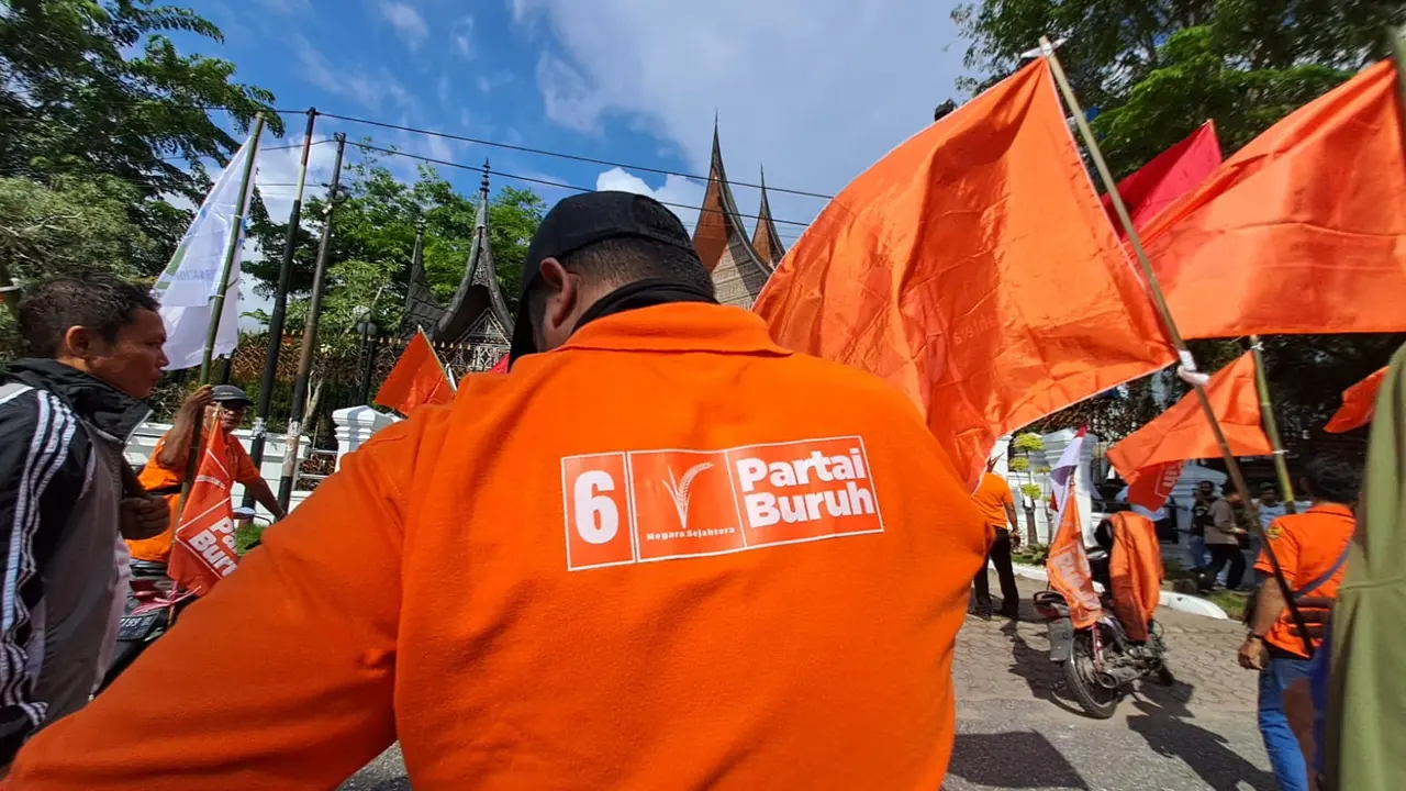Anggota Partai Buruh gelar aksi orasi peringati Hari Buruh di Kota Padang, Senin (1/5/2023). (Liputan6.com/ Novia Harlina)