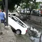 Mobil Tercebur ke Sungai. (Liputan6.com/Dian Kurniawan)