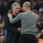 Jose Mourinho dan Pep Guardiola saat Manchester United (MU) menghadapi Manchester City di Etihad Stadium. (Paul ELLIS / AFP)