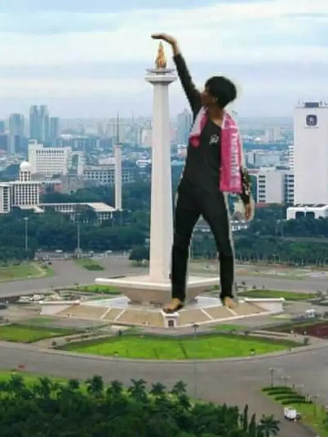 Minta Edit Foto Supaya Sentuh Monas, Hasilnya Justru Bikin Kita Ngakak Geli