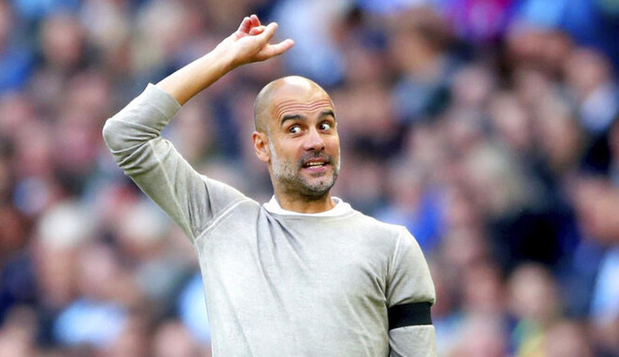 Pelatih Manchester City, Pep Guardiola, memberikan arahan kepada anak asuhnya saat melawan Brighton and Hove Albion pada laga Premier Leauge 2019 di Stadion Etihad, Sabtu (31/8). Manchester City menang 4 gol tanpa balas. (AP/Nick Potts)