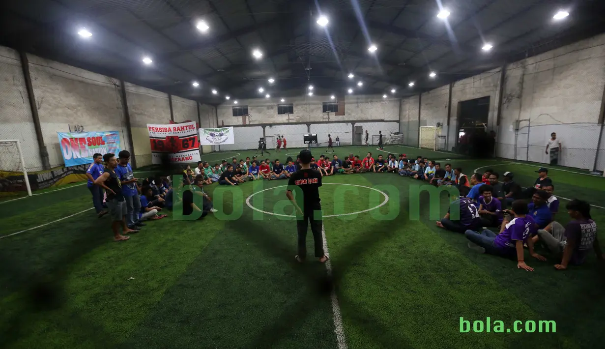 Suporter rapat sebelum kegiatan menjahit bendera Merah-Putih raksasa di Tangerang, Sabtu (31/10/2015). Selain ingin mencatat rekor dunia, tema dasar adalah "One Soul, One Nation Untuk Sepakbola Indonesia".  (Bola.com / Nicklas Hanoatubun).