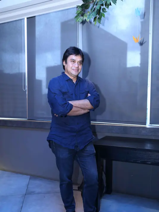 "Karakter vokal dan penjiwaannya pas. Dia memang tepat untuk membawakan lagu ini," ucap Dwiki di kantor Warner Music Indonesia, kawasan Gambir, Jakarta Pusat, Rabu (13/1). (Nurwahyunan/Bintang.com)