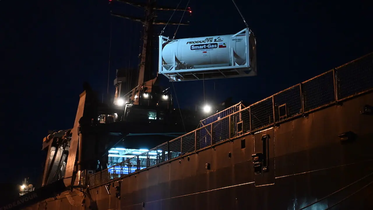Tangki ISO yang membawa 20 ton oksigen cair tampak dimuat ke kapal RSS Endeavour. (Photo credit: Ministry of Defence, Singapore)
