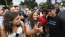 Bintang Paris Saint-Germain, Neymar Jr, foto bersama penggemarnya usai menghadiri konferensi pers di Kantor PBB, Jenewa, (15/8/2017). Neymar Jr akan fokus membantu orang-orang cacat dan terpuruk dalam kemiskinan. (AP/Laurent Gillieron)