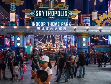 Sejumlah pengunjung berjalan di Skytropolis Funland, di resor Genting Highlands di luar Kuala Lumpur, Malaysia (30/6/2019). Di dalam Skytropolis Funland, ada sekitar 21 wahana yang terbagi menjadi tiga bagian, antara lain Child Rides, Family Rides, dan Thrill Rides. (AFP Photo/Mohd Rasfan)