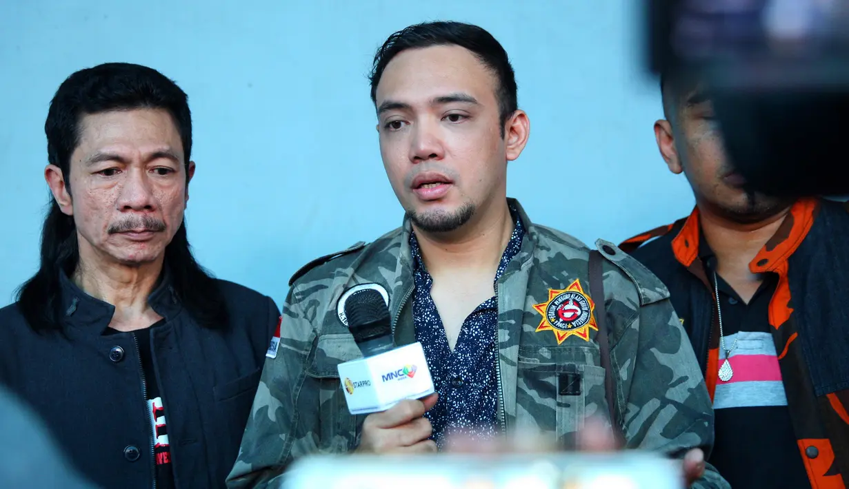 "Mana boleh membatasi anak ketemu orangtuanya. Saya cuma dikasih bertemu (oleh Tessa Kaunang) hari Sabtu dengan alasan anak-anak sekolah," keluh Sandy Tumiwa. (Nurwahyunan/Bintang.com)