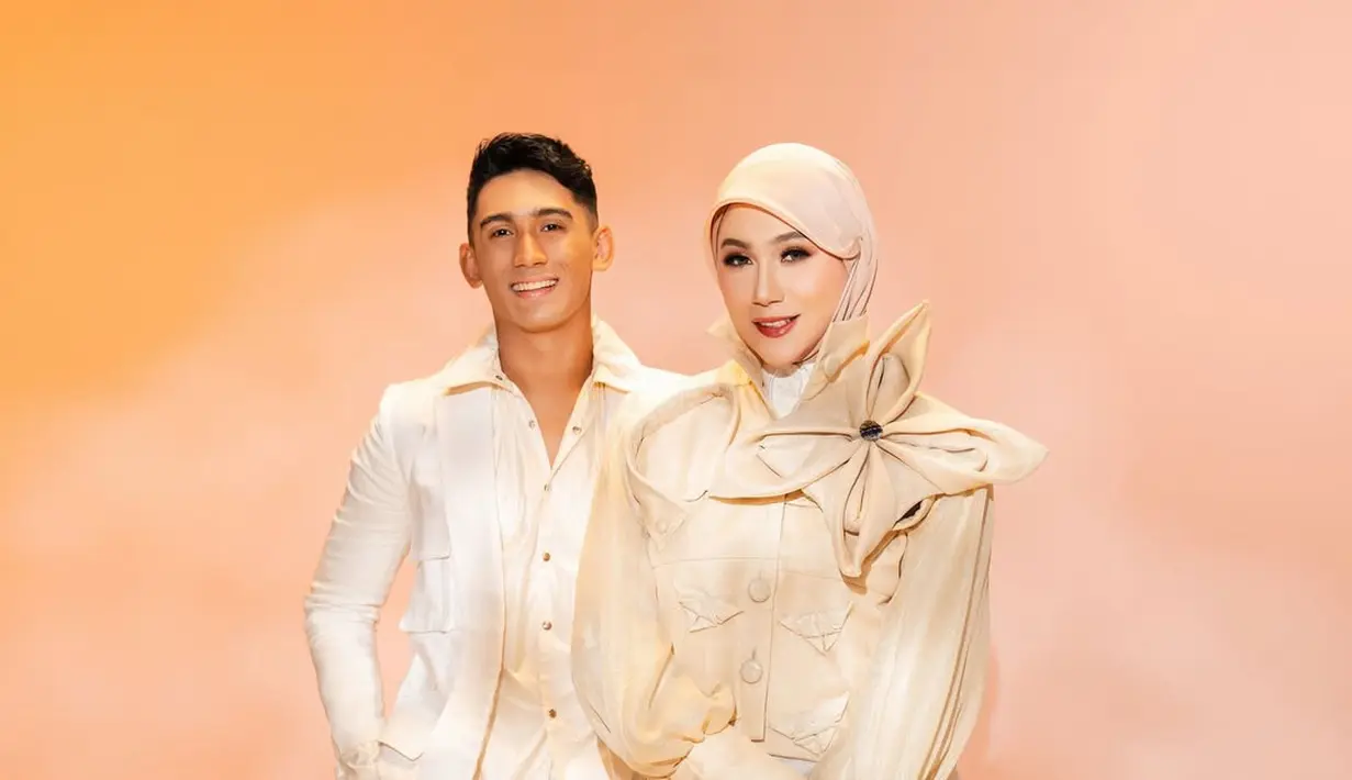 Marini Zumarnis tampil serasi dengan sang putri Daffa Wardhana di Hari Ibu. Keduanya mengenakan busana bernuansa netral dari Danjyo Hyoji. Marini Zumarnis kenakan outfit layering yang padukan kemeja putih dengan puffy sleeve outer floral 3D dan rok tulle panjang [@marinizumarnisreal]