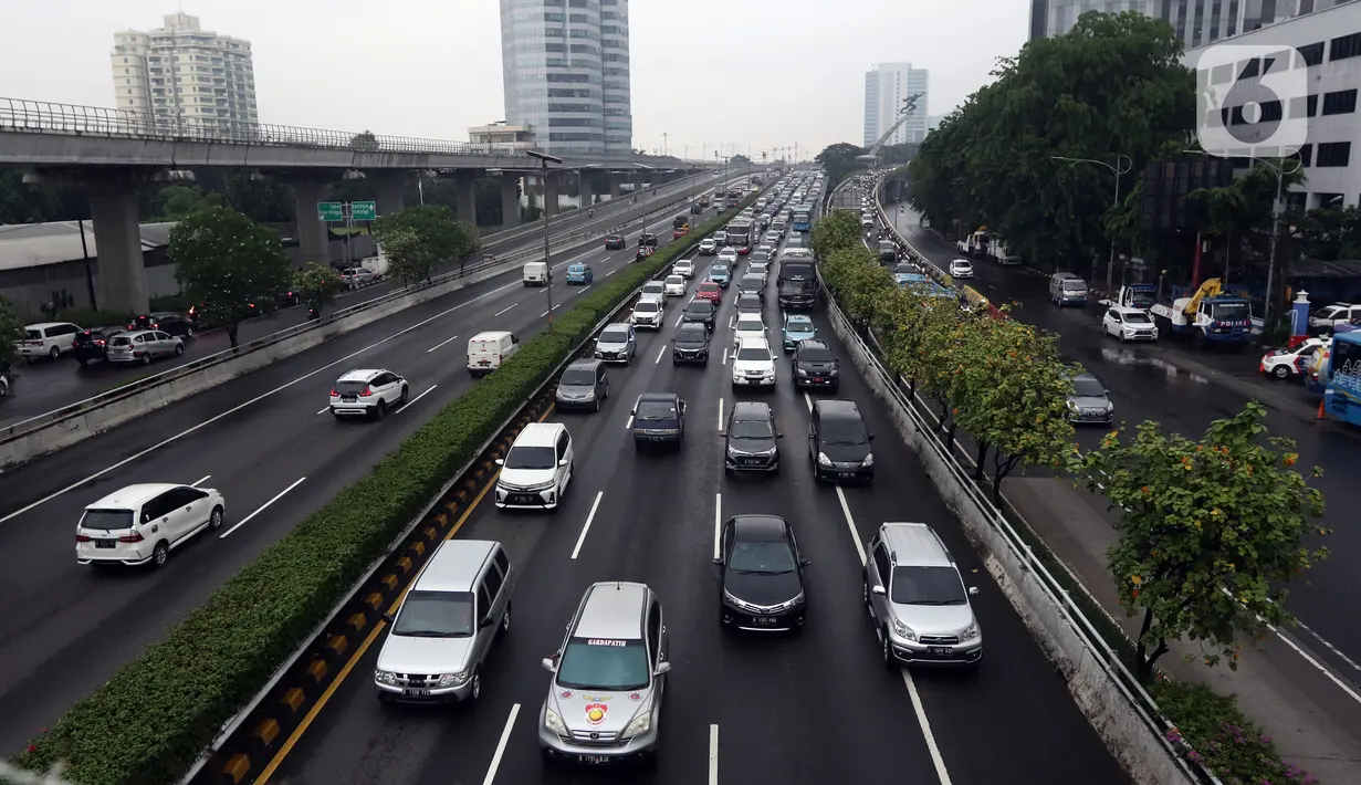 Kendaraan bermotor melintas di ruas Tol Dalam Kota, Jakarta, Rabu (27/10/2021). Pemprov DKI Jakarta berencana melakukan sosialisasi kebijakan penerapan sanksi tilang bagi kendaraan bermotor yang tidak lulus uji emisi sebelum diterapkan pada 13 November 2021. (Liputan6.com/Helmi Fithriansyah)