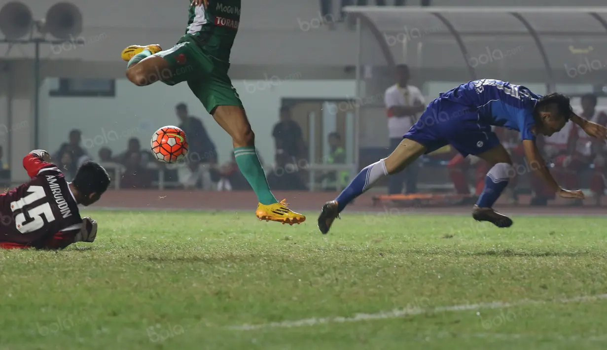 Kiper PS TNI, Teguh Amiruddin (kiri) memotong bola saat dikejar pemain Persib Bandung, Rachmad (kanan)  pada laga Torabika SC 2016  di Stadion Pakansari, Bogor, Minggu (21/8/2016). (Bola.com/Nicklas Hanoatubun)