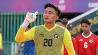 Kiper Timnas Indonesia U-22, Ernando Ari Sutaryadi memasuki lapangan sebelum dimulainya laga Grup A SEA Games 2023 menghadapi Filipina di Olympic Stadium, Phnom Penh, Kamboja, Sabtu (29/4/2023). (Bola.com/Abdul Aziz)