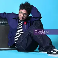 Kunto Aji saat pemotretan edisi Sounds of Bintang. (Foto: Adrian Putra, Wardrobe: @earlyadopter, DI: Nurman Abdul Hakim/Bintang.com)