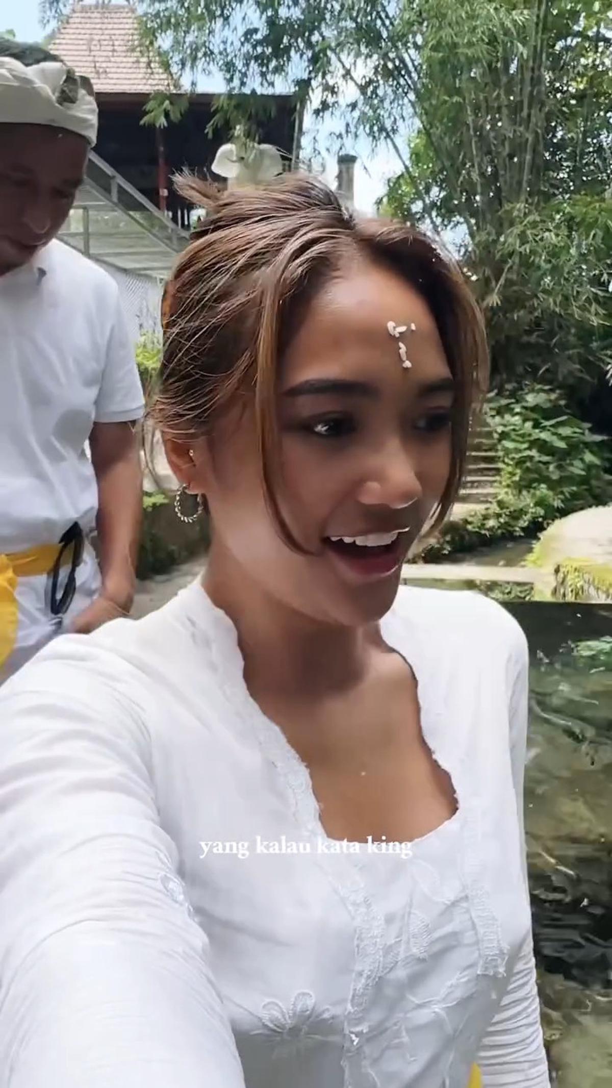 6 Potret Marion Jola Jalani Melukat di Bali Bareng Warga Lokal