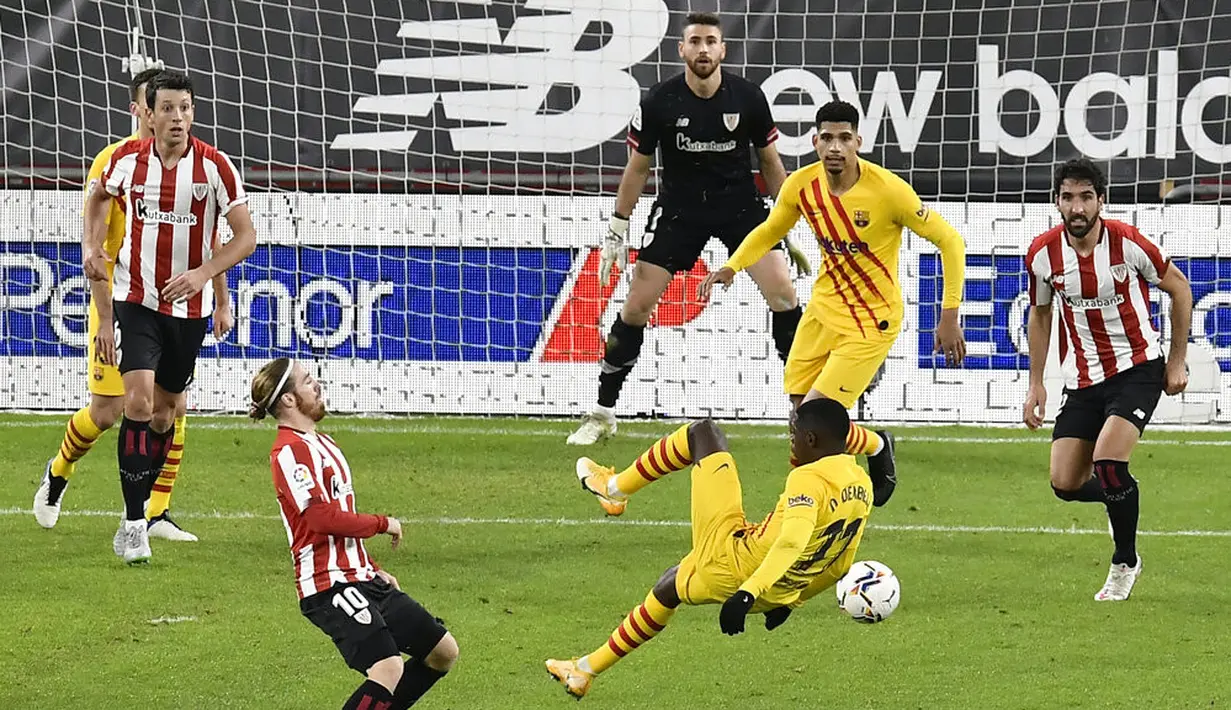 Peman Athletic Bilbao Iker Muniain (kiri) berebut bola dengan pemain Barcelona Ousmane Dembele (kanan) pada pertandingan Liga Spanyol di Stadion San Mames, Bilbao, Spanyol, Rabu (6/1/2021). Barcelona menang 3-2 dengan dua gol dari Lionel Messi. (AP Photo/Alvaro Barrientos)