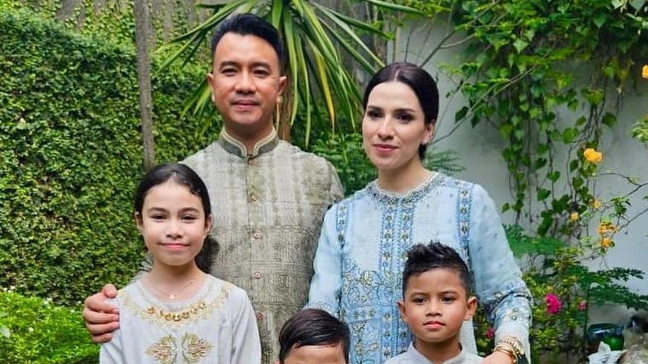 Mereka menikah pada tahun 2012. Kini rumah tangganya semakin lengkap dengan kehadiran tiga anak yang lucu dan menggemaskan.<br>