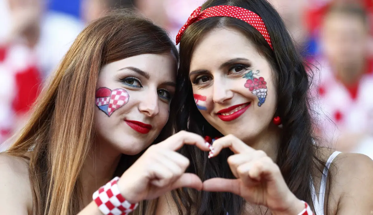 Fans Kroasia memberikan salam saat menantikan laga grup D antara Kroasia melawan Spanyol di Stadion de Bordeaux, Bordeaux, Prancis, (21/6/16). (REUTERS/Michael Dalder)