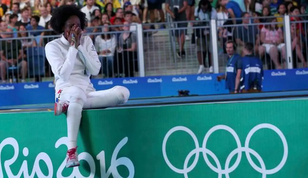 Atlet Anggar Prancis, Lauren Rembi menutup wajahnya usai kalah bertanding oleh atlet China, Sun Yiwen memperebutkan perunggu di olimpiade Rio 2016, Brasil, (6/8). (REUTERS / Issei Kato)