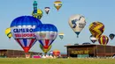 Balon udara terbang di pangkalan udara Chambley-Bussieres, Hagéville, Prancis, Senin (29/7/2019). Lebih dari 400 balon udara menghiasi langit Prancis dalam acara ini. (Jean-Christophe VERHAEGEN/AFP)