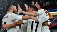 Para pemain Real Madrid merayakan gol yang dicetak Gareth Bale ke gawang Kashima Antlers pada laga Piala Dunia Antarklub di Stadion Zayed Sports City, Abu Dhabi, Rabu (19/12). Madrid menang 3-1 atas Kashima. (AFP/Giuseppe Cacace)