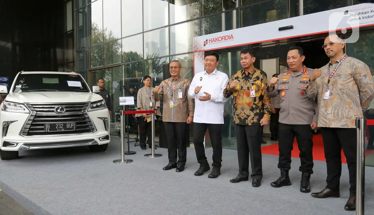 Menko Polkam Budi Gunawan (kedua kiri) bersama Ketua KPK Nawawi Pomolango (tengah) dan Kapolri Jenderal Polisi Listyo Sigit Prabowo (kedua kanan) usai memberikan keterangan pers saat pembukaan peringatan Hari Antikorupsi Sedunia (Hakordia) 2024 di Gedung Merah Putih KPK, Jakarta, Senin (9/12/2024). (Liputan6.com/Herman Zakharia)