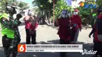 Pasien sembuh Covid-19 di Surabaya terus bertambah. Sementara satu keluarga terdiri dari ibu dan dua anaknya, juga dinyatakan sembuh, setelah menjalani isolasi mandiri 14 hari. Kesembuhan satu keluarga ini pun mendapat sambutan dari para tetangga.