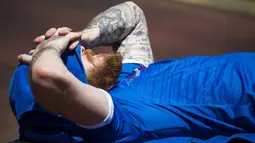 Tato pemain Islandia, Aron Gunnarsson dilengan kiri saat tertidur sebelum berlatih jelang Euro Cup 2016 di d'Albigny sports center, Annecy le Vieux, (10/6/2016). (AFP/Odd Andersen)