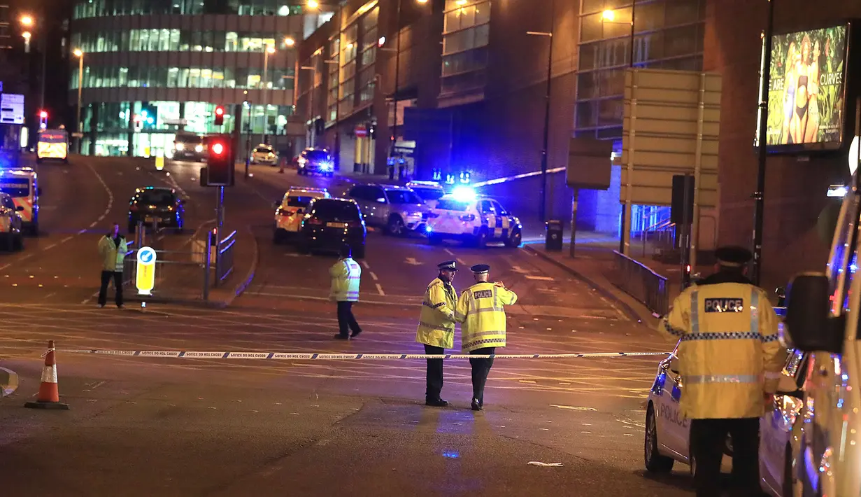 Petugas layanan darurat di lokasi ledakan yang terjadi di arena konser penyanyi Ariana Grande di Manchester, Inggris, Senin (22/5). Setidaknya 19 orang tewas dalam ledakan yang terjadi tepat setelah konser Ariana Grande berakhir. (Peter Byrne/PA via AP)