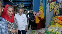 Menteri Perdagangan (Mendag) RI, Zulkifli Hasan (Zulhas) bersama Wali Kota Semarang Hevearita Gunaryanti Rahayu mengecek stok dan harga beras di Pasar Bulu Jalan Mgr Sugiyopranoto, Kota Semarang pada Selasa (20/2/2024). Foto: Liputan6.com/ Felek Wahyu