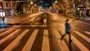 Orang-orang berjalan di jalan sebelum dimulainya lockdown tahap kedua sebagai tindakan pencegahan terhadap virus corona COVID-19 di Shanghai, China, 31 Maret 2022. (Hector RETAMAL/AFP)