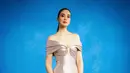 Dress siluet sabrina dengan aksen ruffle di lengan terlihat elegan di tubuh Marsha Timothy. Ditambah dengan rok slit tinggi dan open toe heels hitam [@marshatimothy[