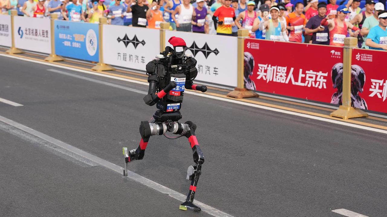 FOTO: Robot Humanoid Unjuk Kecepatan di Ajang Lari Marathon Beijing