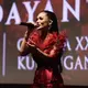 Penyanyi diva Indonesia, Kris Dayanti, tampil membawakan lagu berjudul Aku Bangkit secara live dalam acara peluncuran Trailer & Original Soundtrack film Suamiku Lukaku yang digelar pada 13 Maret 2026. (Foto: Busan)