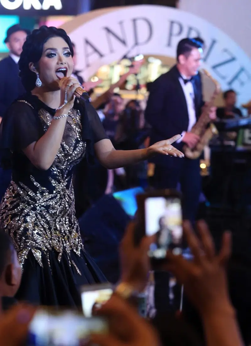 ‎Krisdayanti tampil di perayaan Swan Jewellery 6th Anniversary di Mal Taman Anggrek, Jakarta Barat