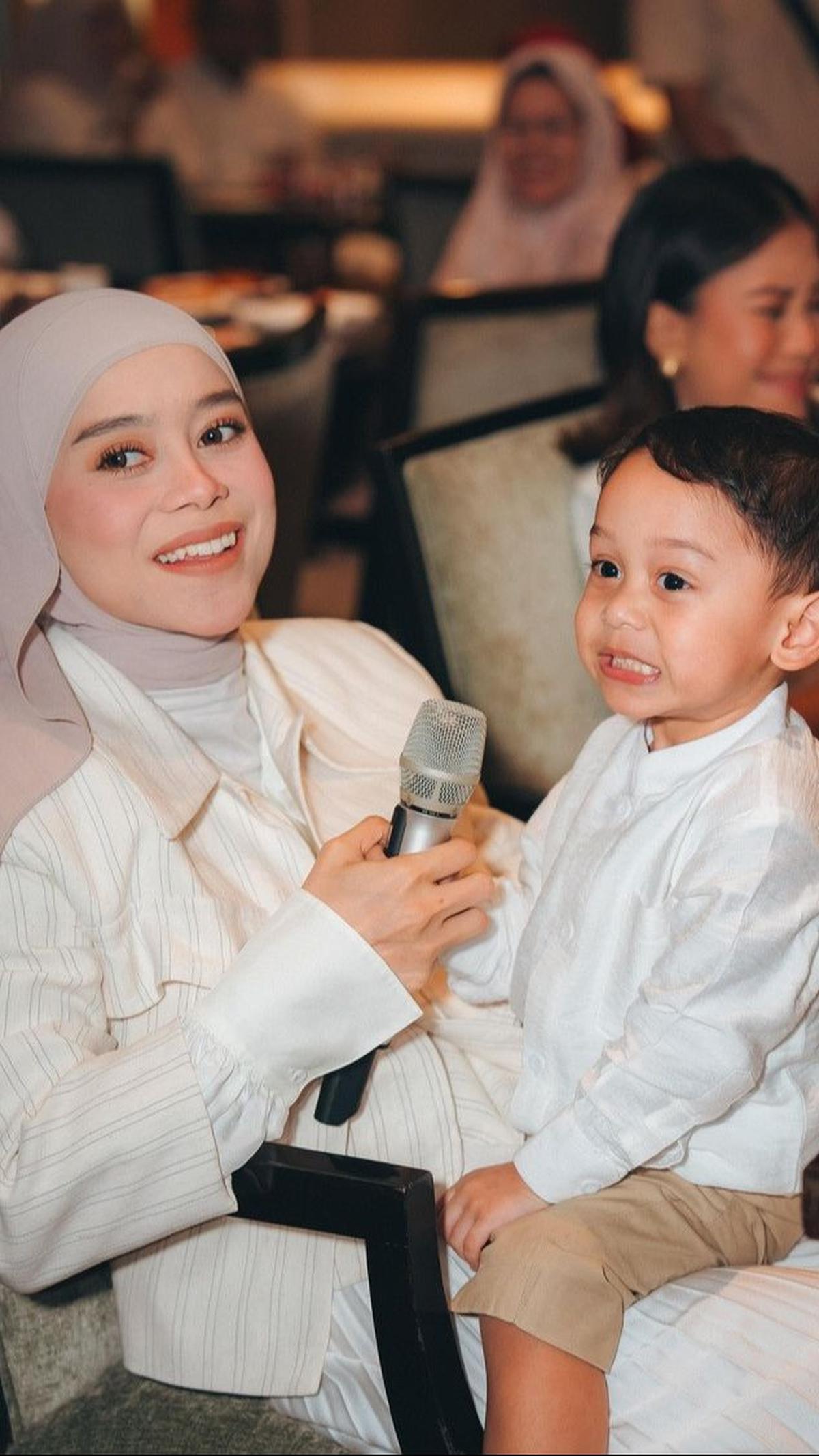 "Terima kasih papa L dan utun, karena sebentar lagi abang L ada adek jadi dikasih hadiahnya yang lebih nyaman dan lebih besar. MasyaAllah, Allah kasih rezeki yang berlimpah, dimudahkan dalam segala hal, dan barokah selalu ya ka @rizkybillar. Amin Allahuma