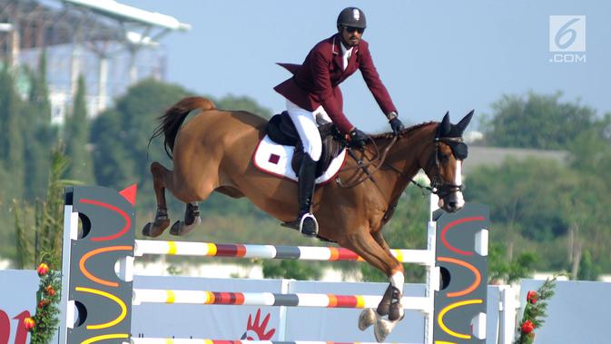 Atlet ketangkasan berkuda Qatar, Althani Al mengendalikan kuda yang bernama Sirocco  saat final round 1 individual jumping Asian Games 2018 di Jakarta Kamis (30/8). Sirocco merupakan kuda termahal yang tampil di Asian Games 2018. (Merdeka.com/Arie Basuki)