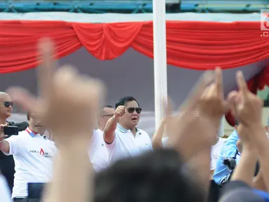 Calon Presiden nomor urut 02, Prabowo Subianto menghadiri kegiatan jalan sehat di kawasan Jakarta Pusat, Sabtu (2/2).  Acara yang digelar oleh relawan Roemah Djoeang ini mengambil rute dari Irti Monas menuju Lapangan Banteng (Liputan6.com/Herman Zakharia)