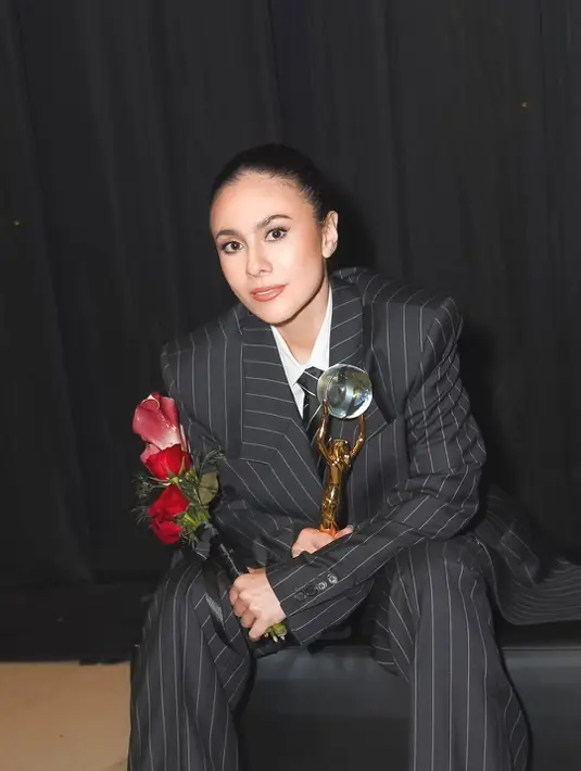 Aktris cantik Wulan Guritno baru-baru terima penghargaan Best Hairstyle for Actrees [@wulanguritno]