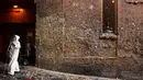 Pekerja saat akan membersihkan dinding yang tertutup permen karet di Pike Place Market, Seattle, Rabu (11/11). Diperkirakan satu juta permen karet melekat pada tembok yang dikenal "tembok permen karet" itu sejak tahun 1991. (AFP PHOTO/Jason Redmond)