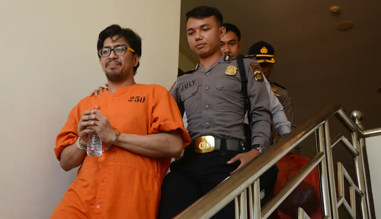 Mohd Husaini Jaslee usai konferensi pers menyusul penahanannya di kantor pabean di Bandara Ngurah Rai, Denpasar (4/10). Jaslee ditangkap di Bali setelah membawa pil ekstasi di dalam tas laptopnya di bandara internasional. (AFP Photo/Sonny Tumbelaka)