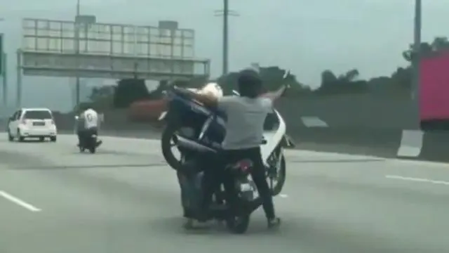 Cara unik membawa dua motor sekaligus (Source: Twitter/txtdarigajelas)