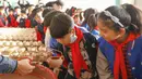 Sejumlah siswa sekolah dasar melihat proses pembuatan porselen di bengkel kerja porselen Ru di Baofeng, Provinsi Henan, China, 15 November 2020. Lebih dari 90 siswa SD Xichengmen mengikuti kegiatan praktik di bengkel kerja itu untuk belajar tentang porselen Ru. (Xinhua/He Wuchang)